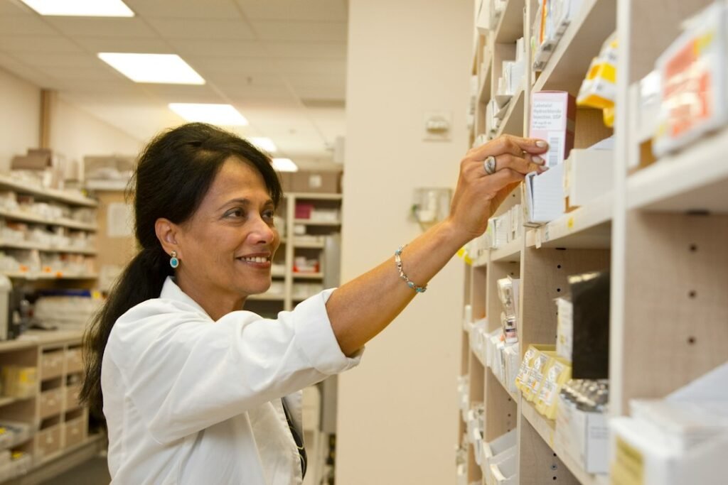 Pharmacienne devant un stock de médicaments