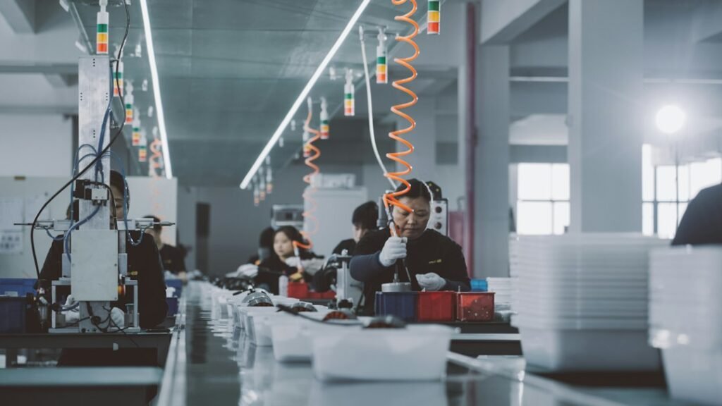 Personnel travaillant sur une ligne de production industrielle