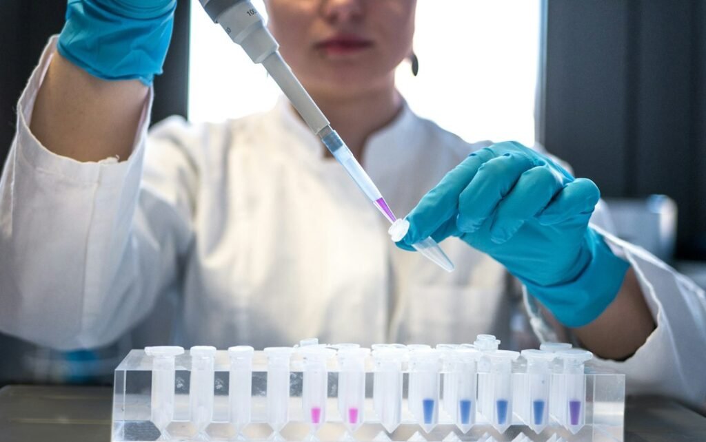 Scientifique dans un laboratoire pharmaceutique