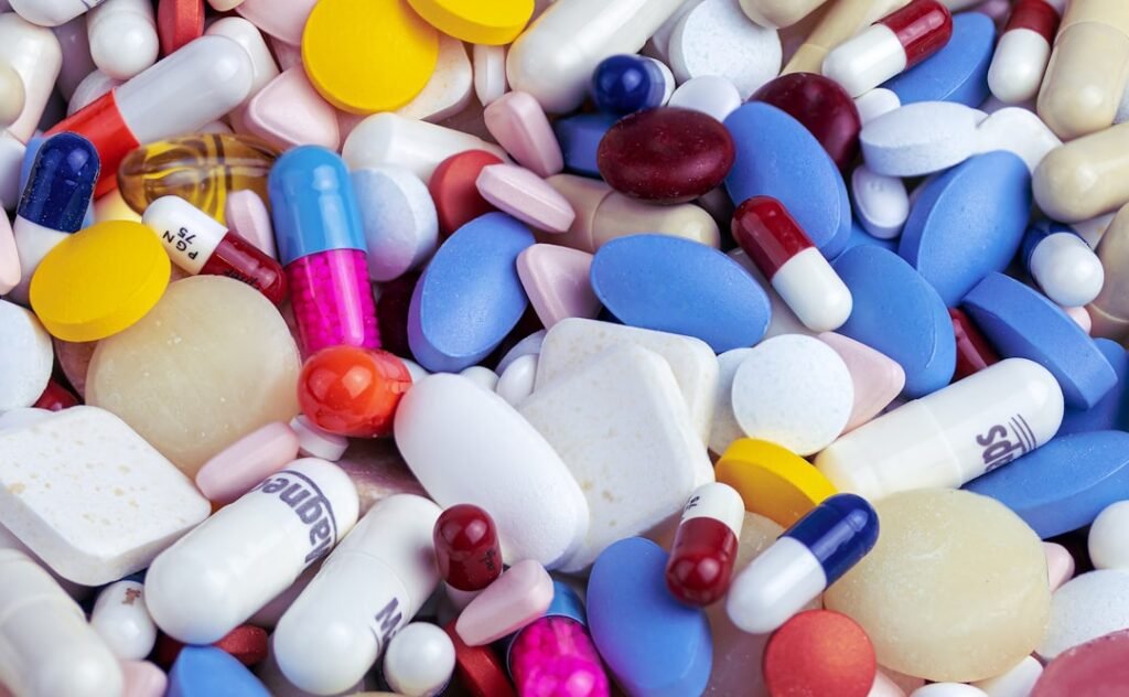 Différents médicaments sous forme de comprimés et gélules