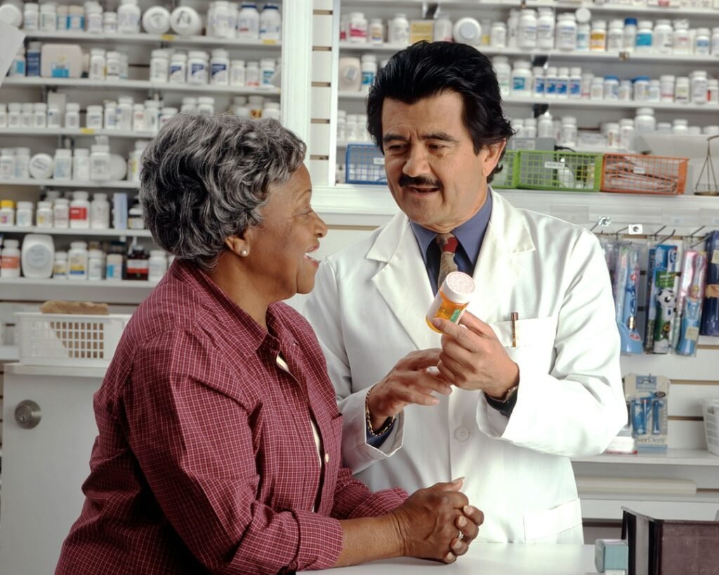 Pharmacien expliquant un médicament à une patiente
