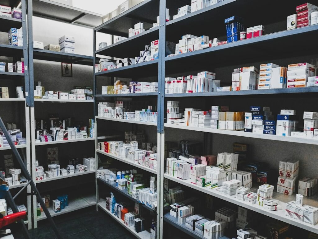Rayonnages de médicaments en pharmacie