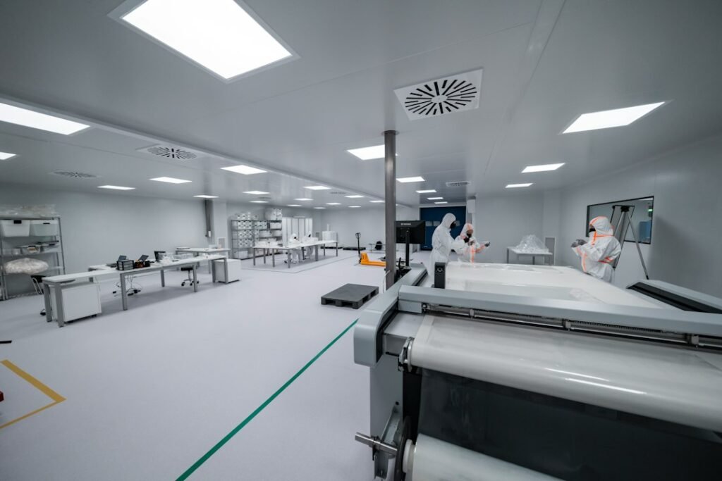 Salle de production pharmaceutique en environnement contrôlé