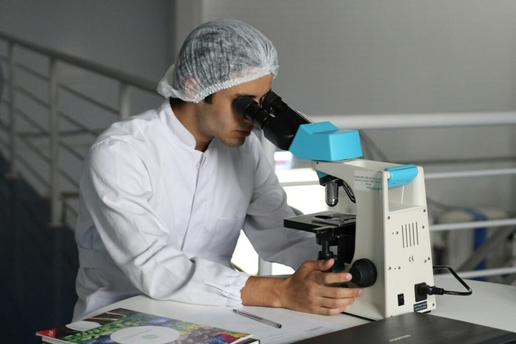Professionnel de santé dans un environnement de contrôle et de laboratoire